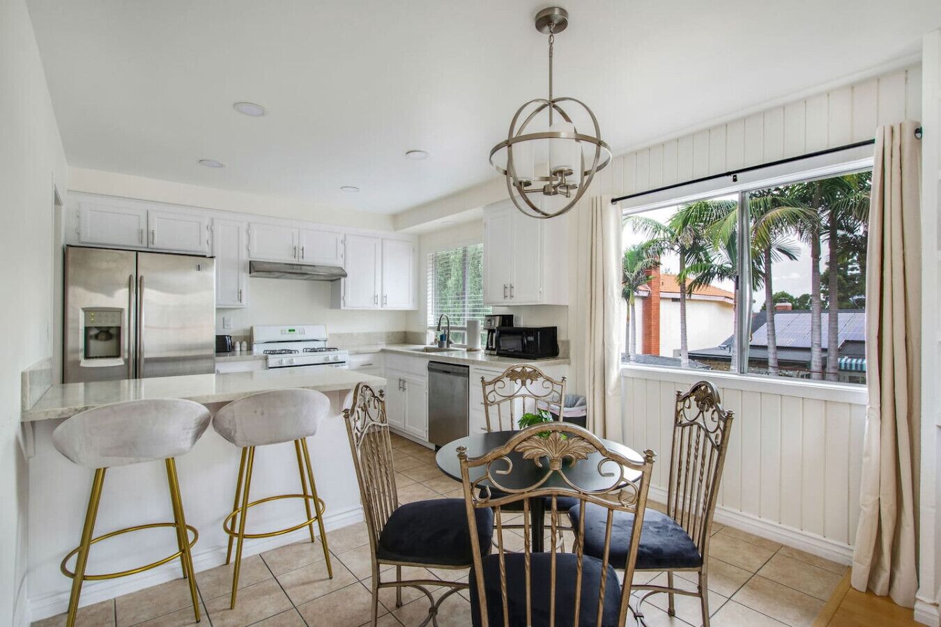 Geladeira, micro-ondas, fogão, cooktop