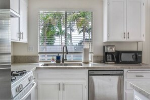 Fridge, microwave, oven, stovetop - 1Bed/1Bth | Close To Shopping, Eating, Theme Parks (Santa Ana)