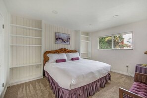 Desk, iron/ironing board, WiFi, bed sheets