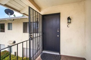 Exterior detail - 2Bd/2Bth Close To Shopping | Freeway | Theme Parks (Santa Ana)