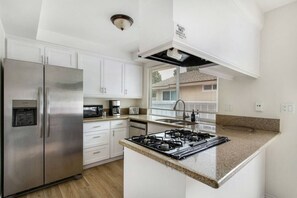 Fridge, microwave, oven, stovetop - 2Bd/2Bth Close To Shopping | Freeway | Theme Parks (Santa Ana)