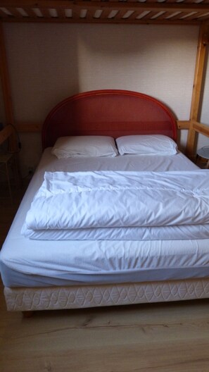 1 habitación y tabla de planchar con plancha 