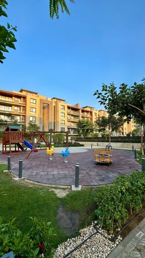 Children's area - spacious apartment w/ pool and garden view (Cairo Governorate)