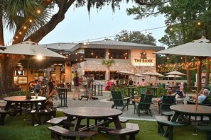 Outdoor dining - Luxury Beach Retreat 1 Min. Walk To Beach, Pool, Hot Tub,Fire Pit, Game Room (Hilton Head Island)