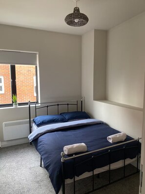 Tabla de planchar con plancha, acceso a internet y ropa de cama 