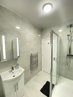 Secador de pelo, toallas, jabón