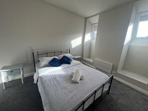 Tabla de planchar con plancha, acceso a internet y ropa de cama 