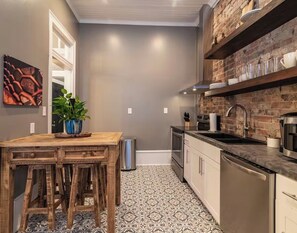 Private kitchen - Lovely upscale 3-bedroom Loft apartment downtown Marion (Marion)