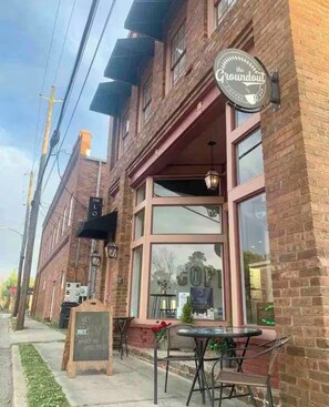 Outdoor dining - Lovely upscale 3-bedroom Loft apartment downtown Marion (Marion)