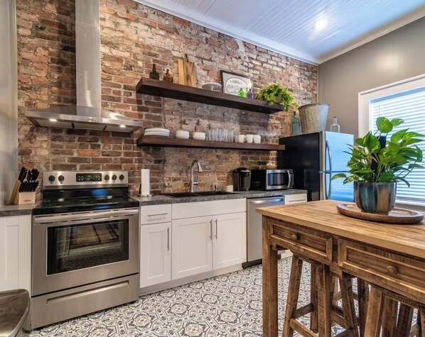 Private kitchen - Lovely upscale 3-bedroom Loft apartment downtown Marion (Marion)