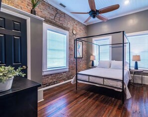 Room - Lovely upscale 3-bedroom Loft apartment downtown Marion (Marion)