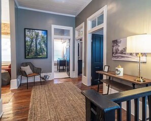 Interior - Lovely upscale 3-bedroom Loft apartment downtown Marion (Marion)