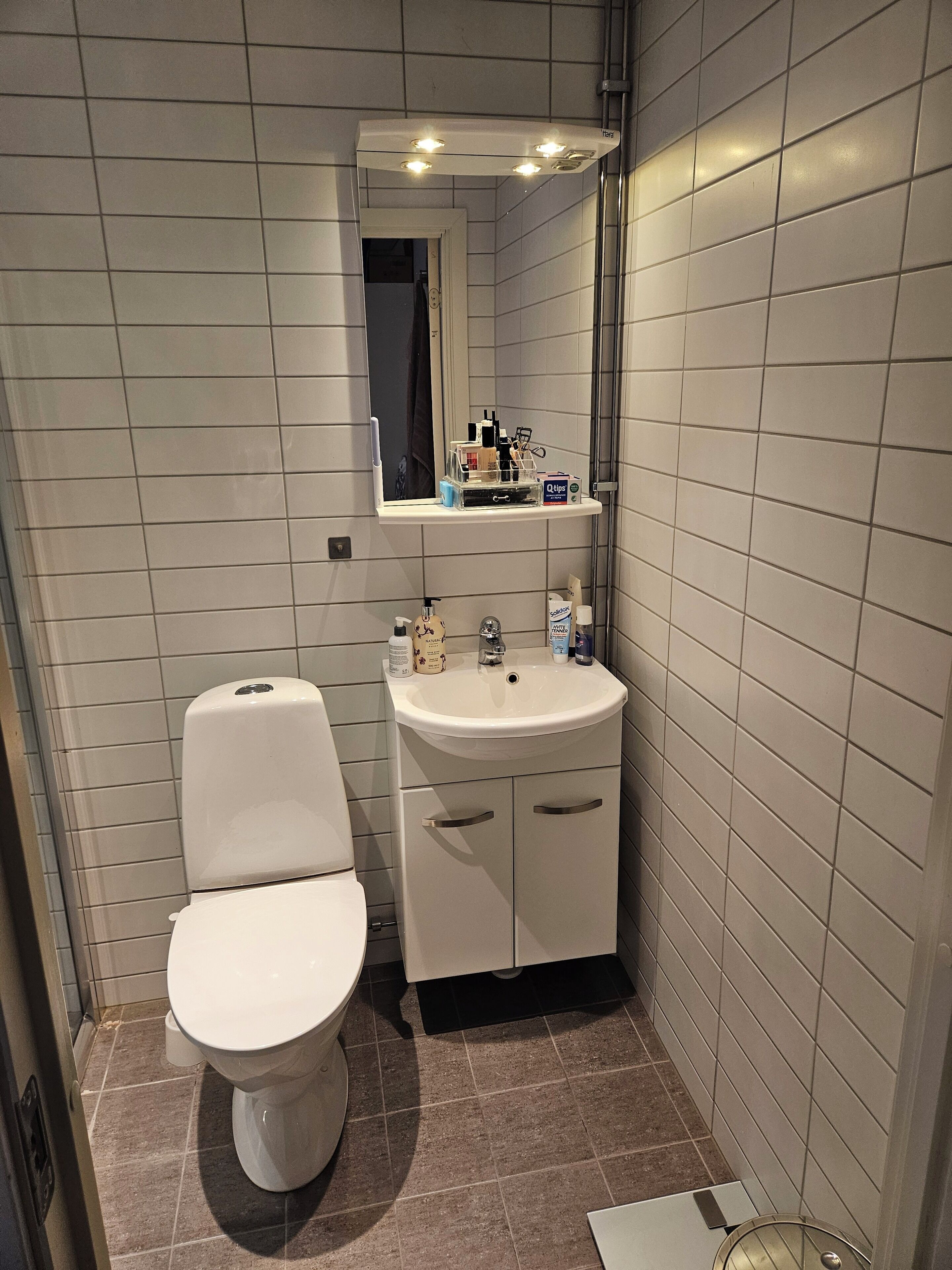 Suihku, pyyhkeet, saippua, vessapaperi