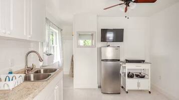 Room, 1 Bedroom, Garden View | Interior