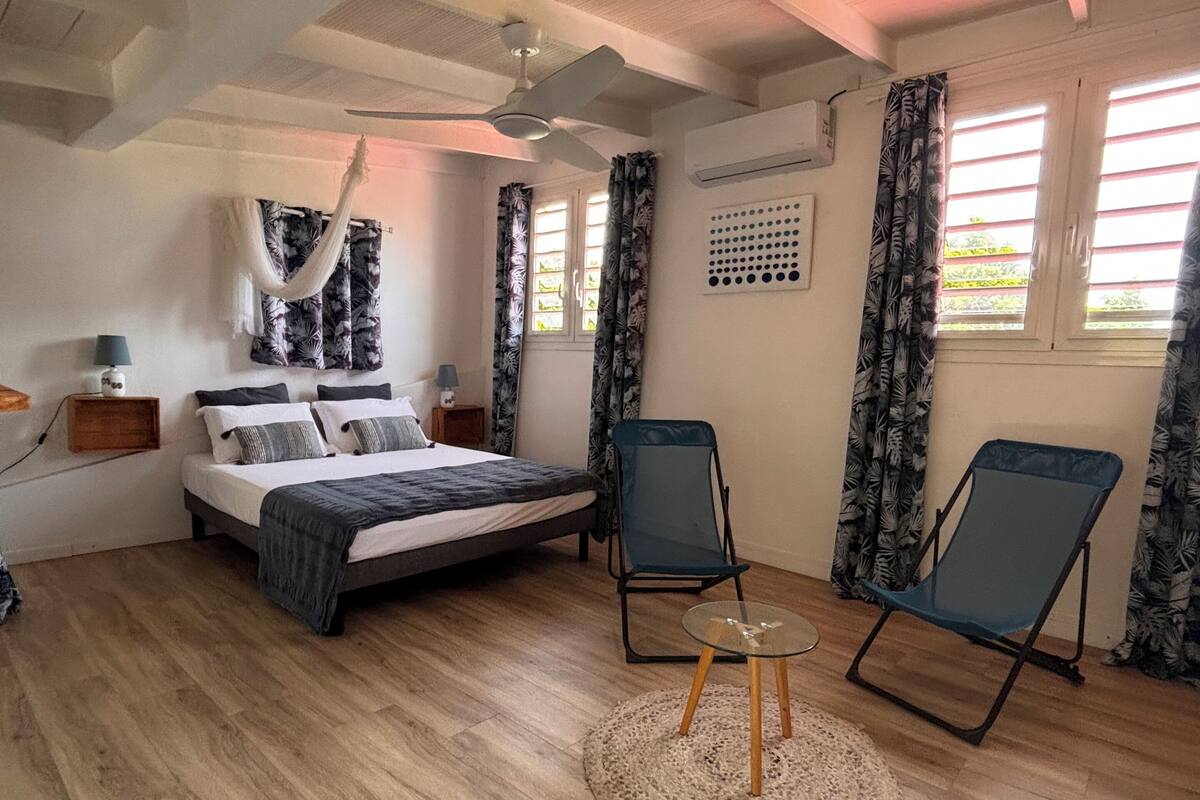 ستائر تعتيم ومكواة/لوح كي وواي فاي مجانًا