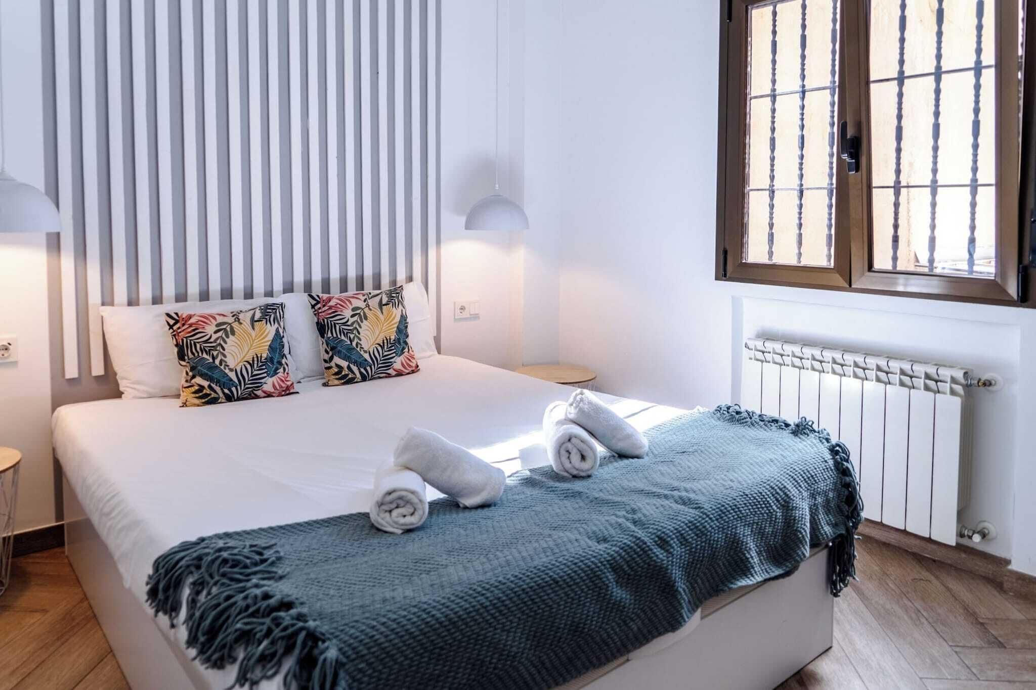 3 dormitorios, tabla de planchar con plancha, cuna de viaje