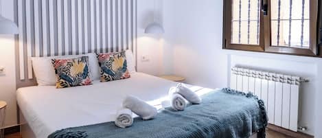 3 dormitorios, tabla de planchar con plancha, cuna de viaje