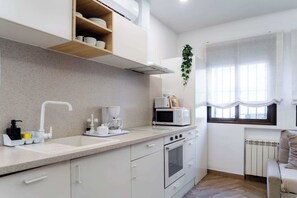 冰箱、微波炉、烤箱、炉灶