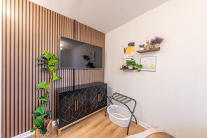 Interior - 7BR 5BTH Steps to Bars, Dining, NYC Access with GameRm, Backyard, BBQ, Parking (Jersey City)