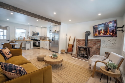 Perfect Pocono Escape Hot Tub Sauna Outdoor TV