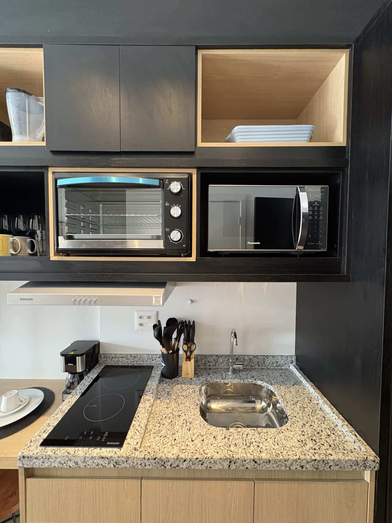 Køleskab, mikrobølgeovn, ovn, kogeplade