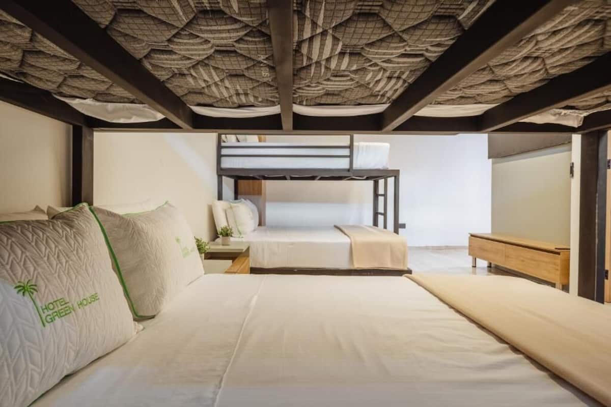 Chambre Supérieure, plusieurs lits | Fer et planche à repasser, Wi-Fi gratuit, draps fournis