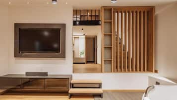 Apartamento superluxo, banheira de imersão | TV