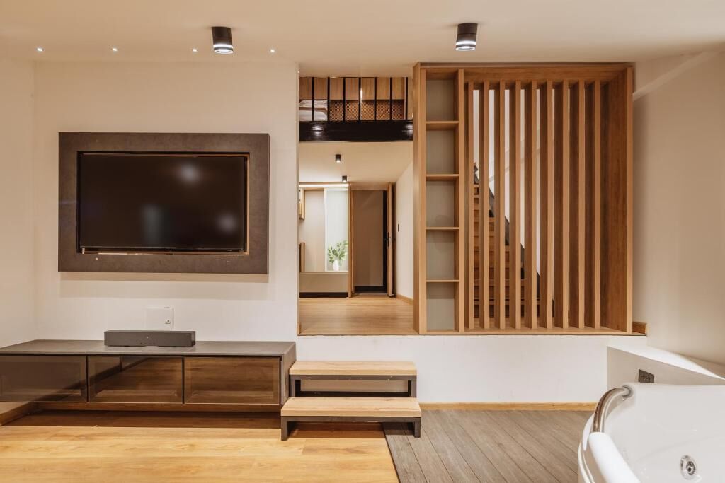 Apartamento superluxo, banheira de imersão | Área de estar | Smart TV 46 polegadas com canais a cabo