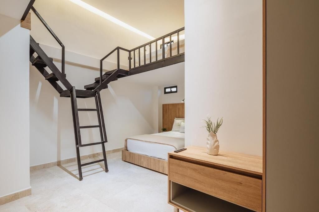 Tabla de planchar con plancha, wifi gratis y ropa de cama 