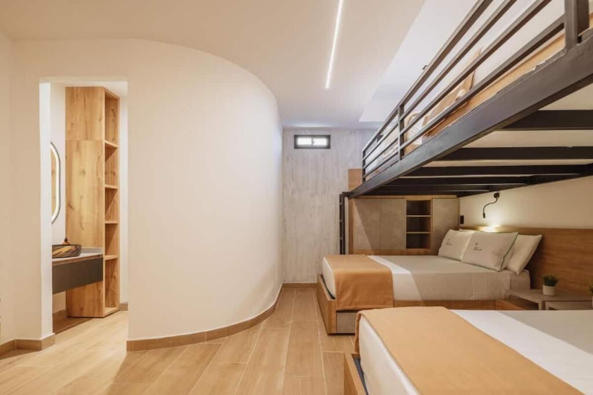 Chambre Quadruple Familiale, plusieurs lits | Fer et planche à repasser, Wi-Fi gratuit, draps fournis