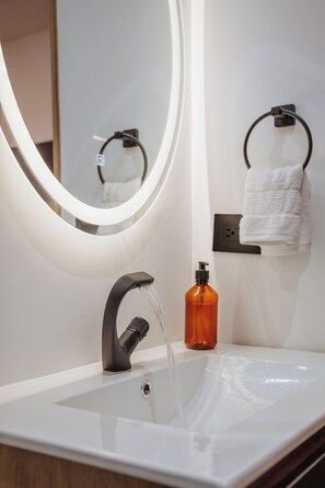 Deluxe Room | Bathroom | Shower, towels, soap, toilet paper - Hotel Green House (Salento)