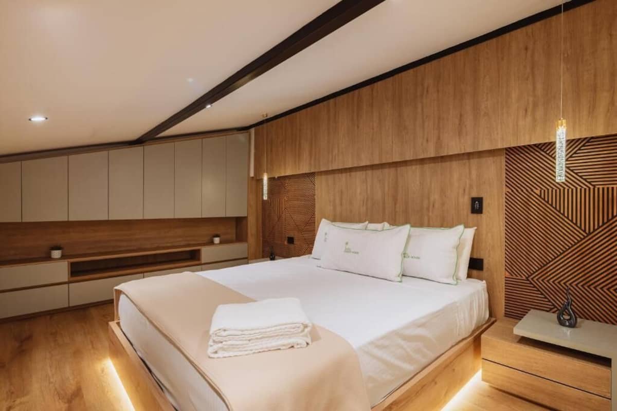 Luxury Apartment, Hot Tub | Iron/ironing board, free WiFi, bed sheets