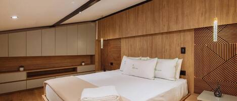 Luxury Apartment, Hot Tub | Iron/ironing board, free WiFi, bed sheets