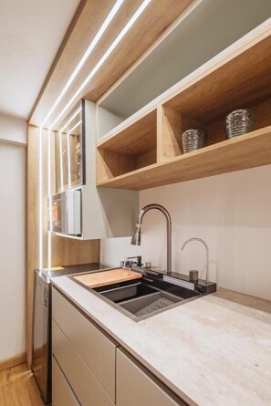 Luxury Apartment, Hot Tub | Private kitchenette