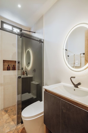 Chambre Deluxe | Salle de bain | Douche, serviettes fournies, savon, papier toilette