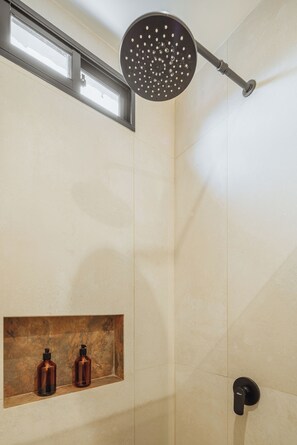 Deluxe-huone | Kylpyhuone | Suihku, pyyhkeet, saippua, vessapaperi