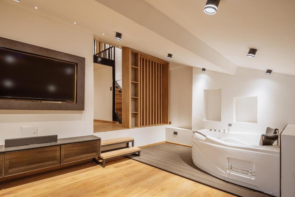 Private spa tub