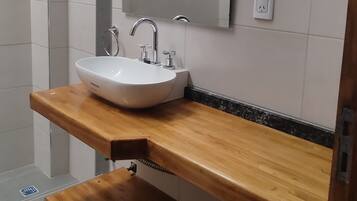 Bidet, serviettes fournies, savon, papier toilette