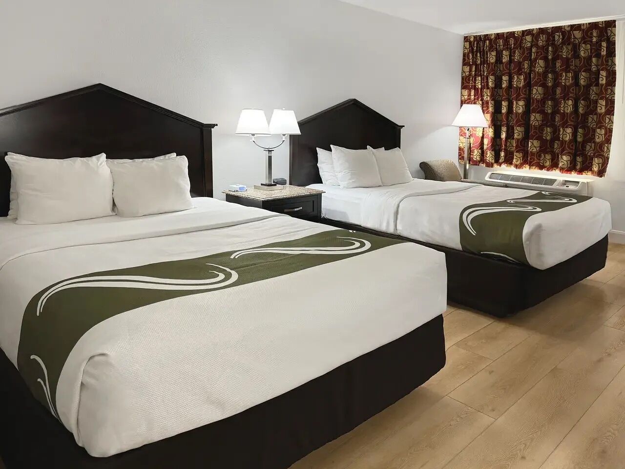 Escritorio, espacio para trabajar con laptop y cortinas blackout 