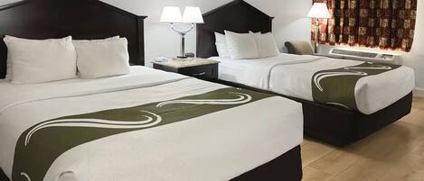 Een bureau, een laptopwerkplek, verduisterende gordijnen