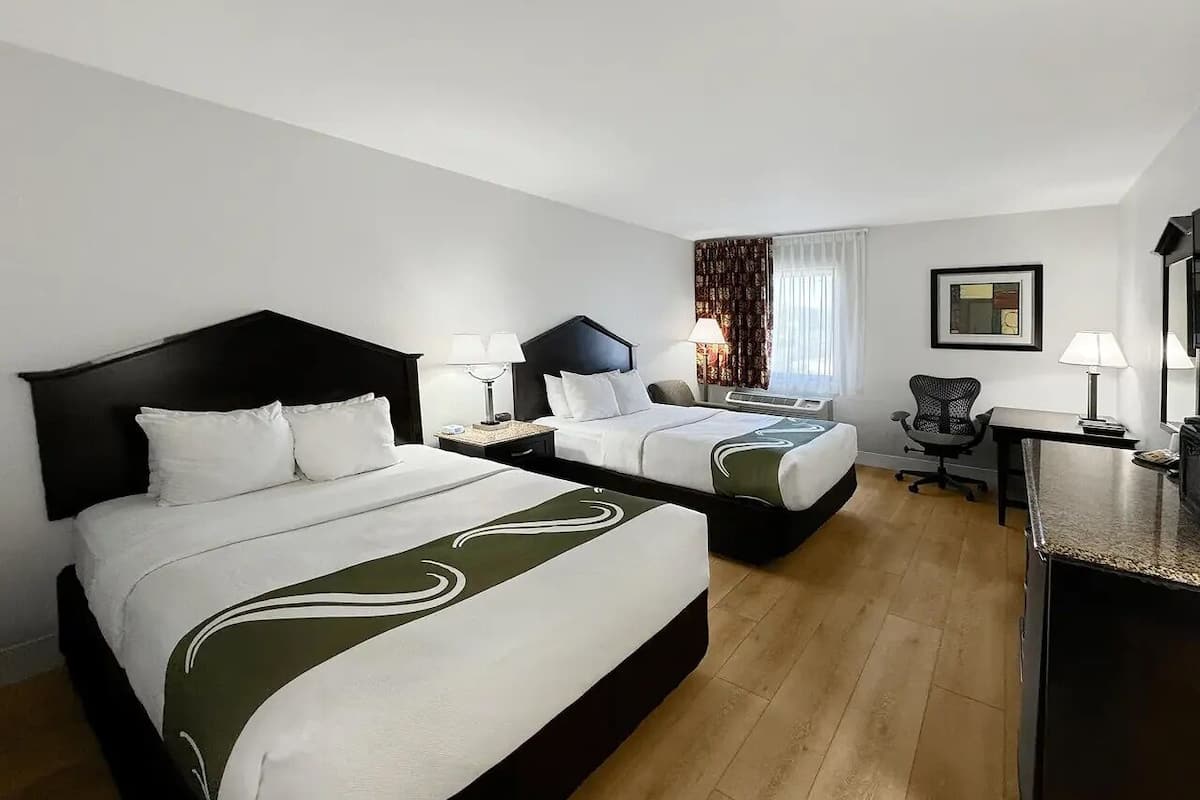 Bureau, espace de travail pour ordinateur portable, rideaux occultants