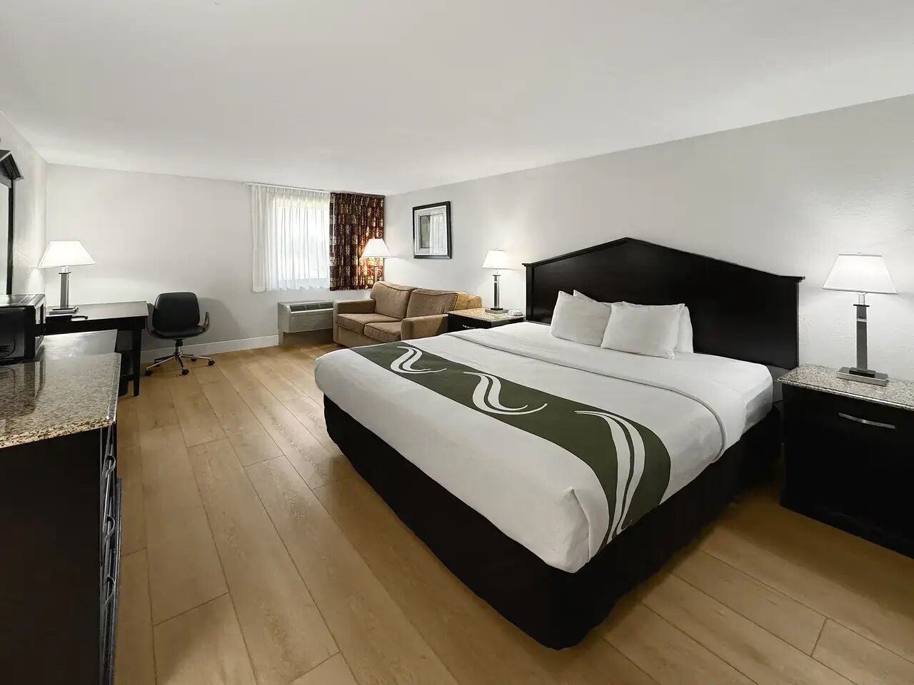 Deluxe tweepersoonskamer, 1 kingsize bed met slaapbank | Een bureau, een laptopwerkplek, verduisterende gordijnen