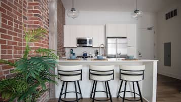 Réfrigérateur, micro-ondes, four, plaque de cuisson