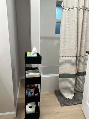 Hair dryer, towels, soap, toilet paper - Serene 2-bedroom house in Oakland perfect for your getaway (Oakland)