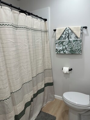 Haartrockner, Handtücher, Seife, Toilettenpapier