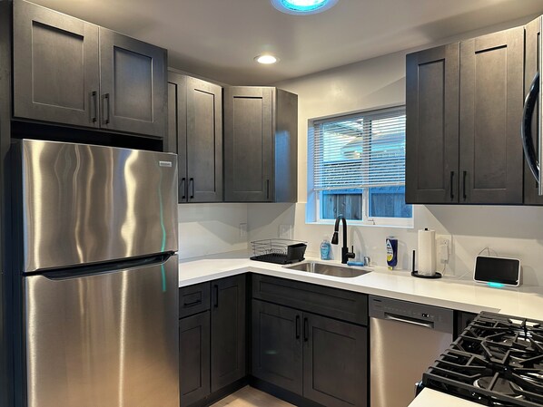 Refrigerador, microondas, horno y parrilla de estufa 