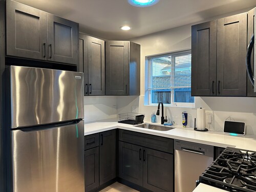 Serene 2-bedroom house in Oakland perfect for your getaway