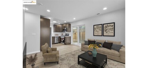 Serene 2-bedroom house in Oakland perfect for your getaway