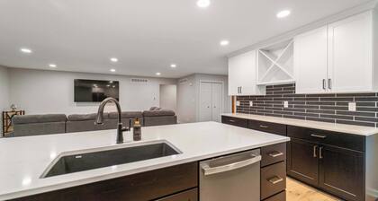 Spacious 5BR Family Home in Ames • Near ISU & Attractions