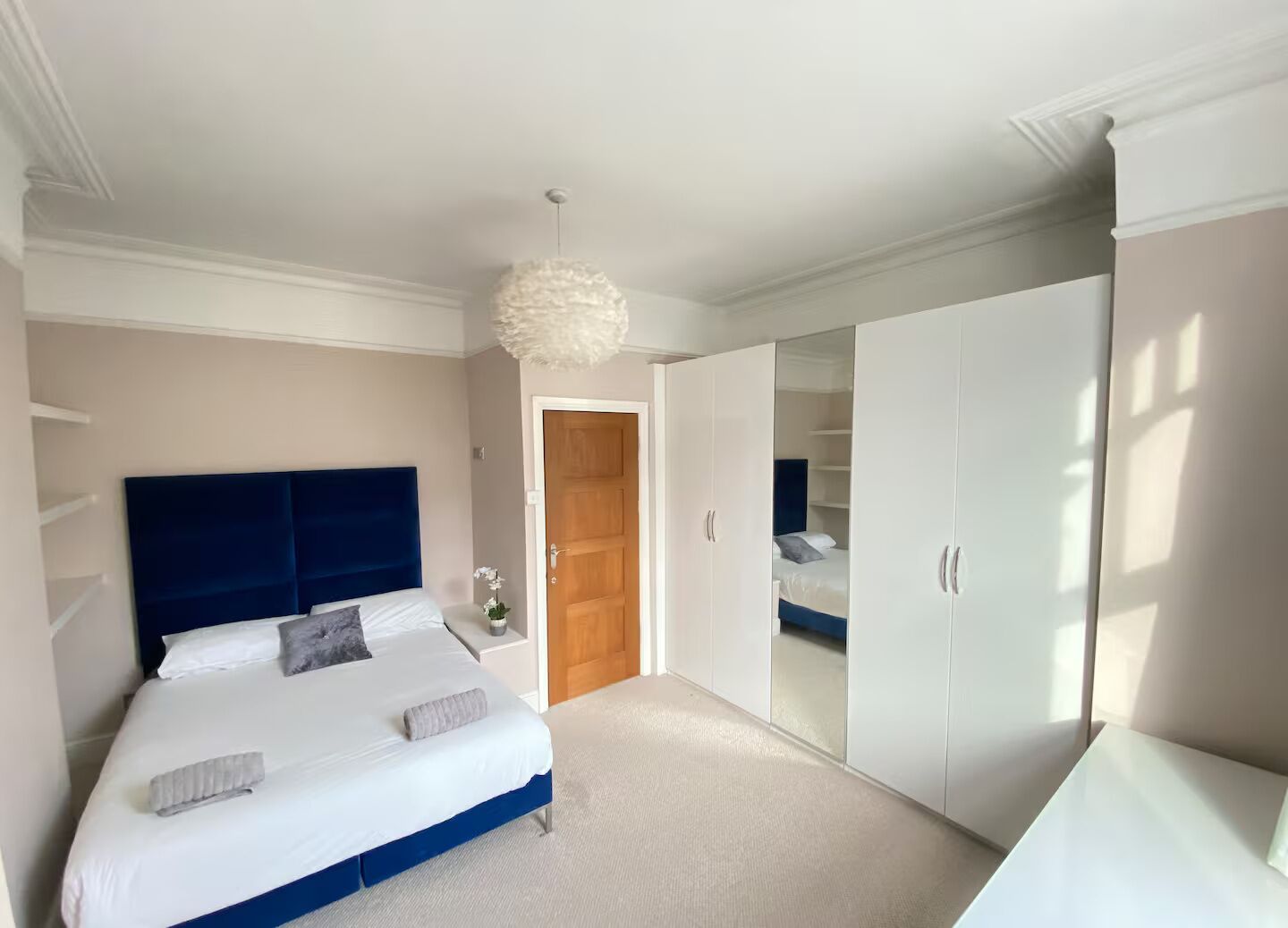 مكواة/لوح كي وخدمة الإنترنت وملاءات أسرّة